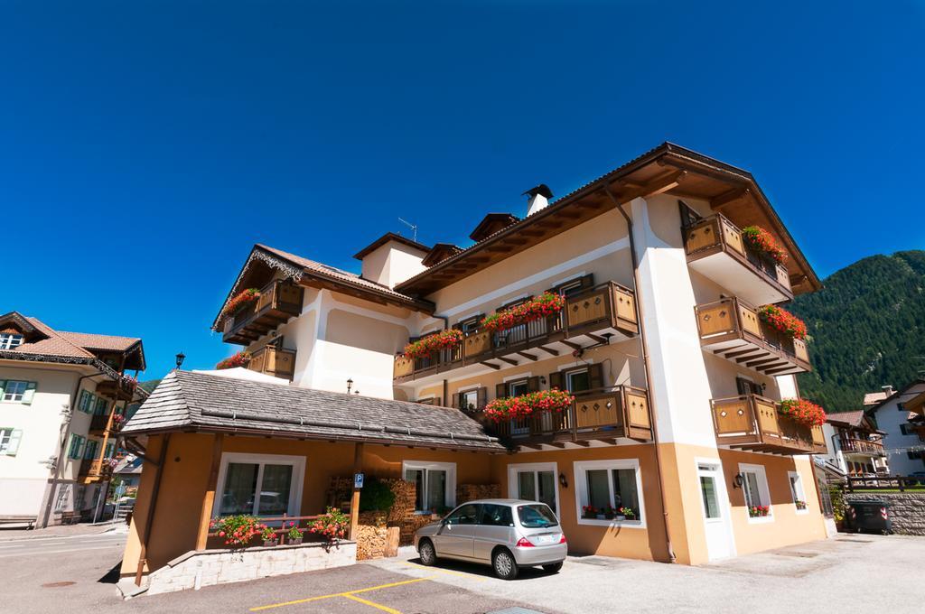 Hotel El Geiger Pozza di Fassa Exterior foto